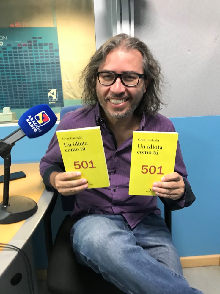 Entrevista a Julio Espinosa en Aragón Radio, junto a la obra de Chus Castejón "Un idiota como tú"