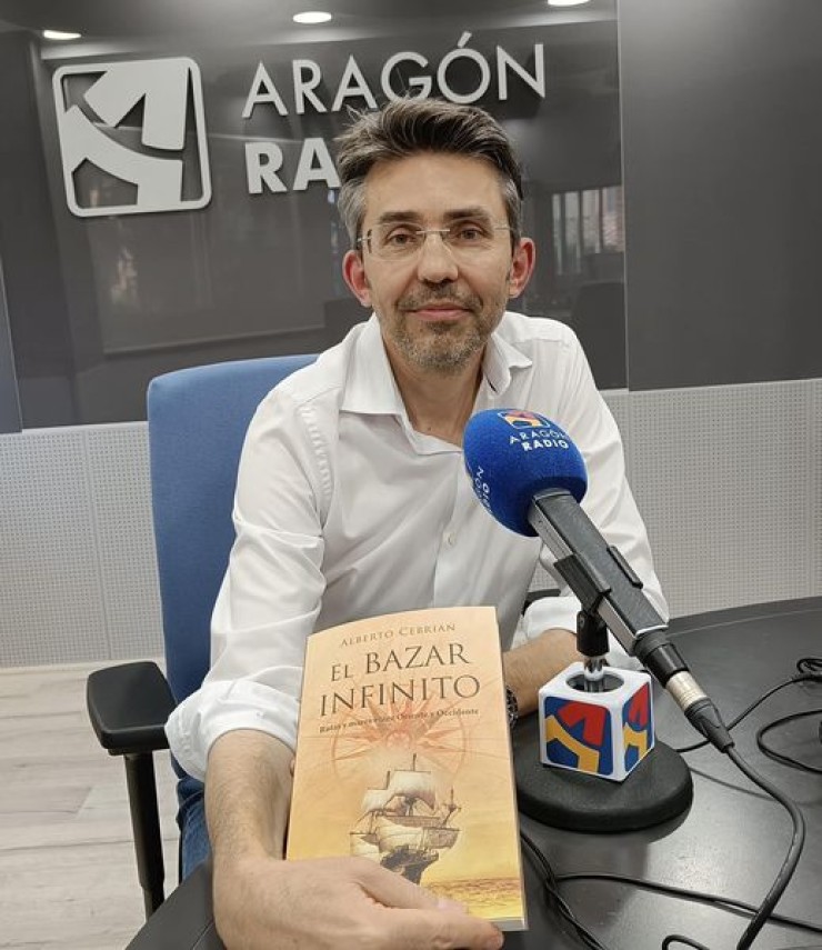 Alberto Cebrián en los estudios de Aragón Radio
