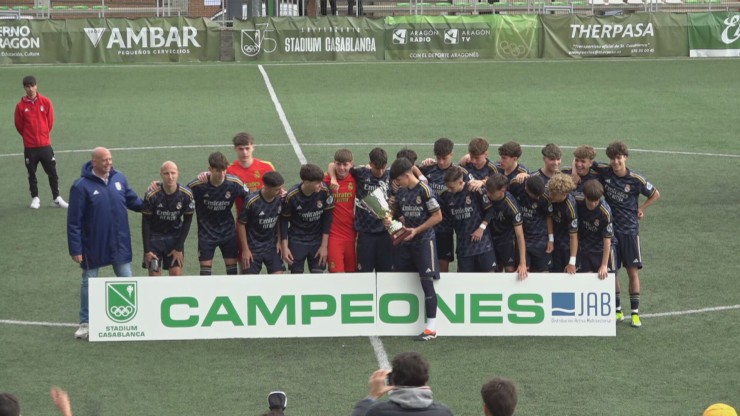 Los jugadores del Real Madrid posan con el trofeo del Torneo Cesaraugusta.