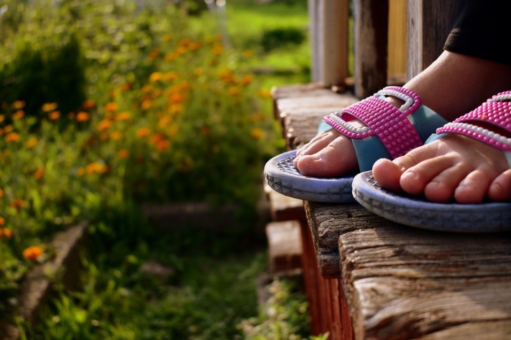 El calzado más desaconsejable para la salud son las chanclas de playa o de piscina, especialmente de dedo.