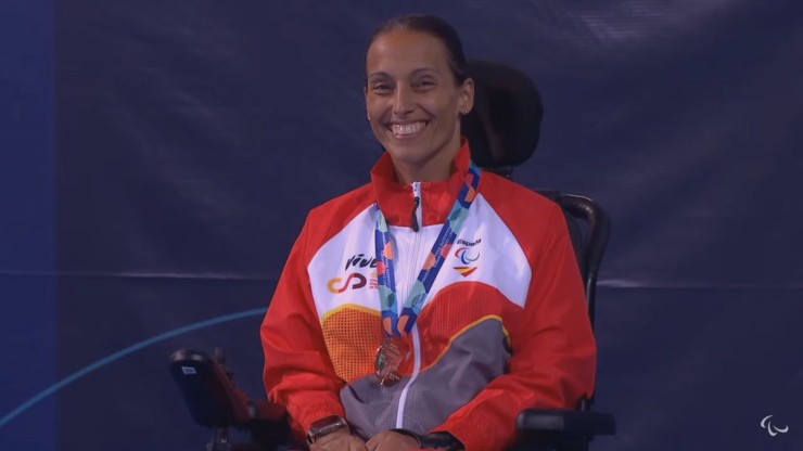 Teresa Perales posa con su medalla de bronce en el podio.