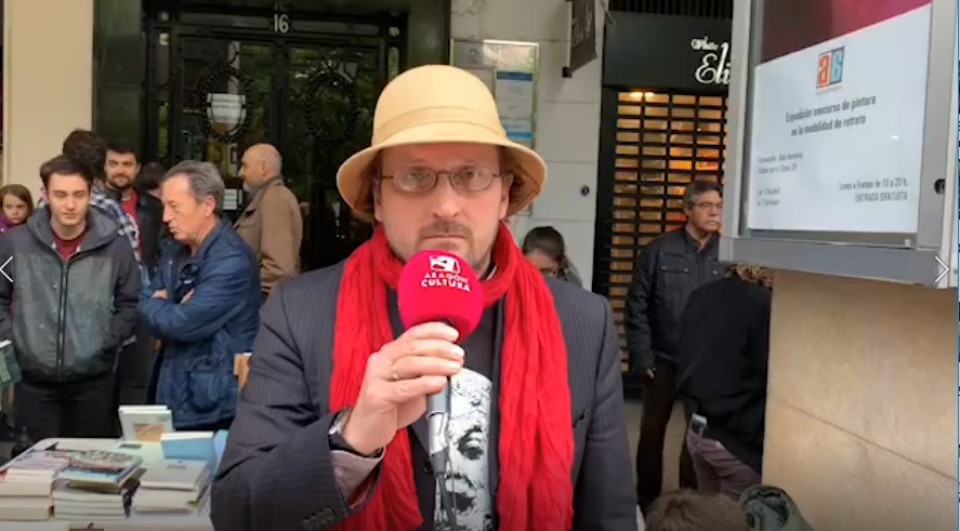 Imagen Raúl Herrero en una entrevista a pie de calle, por Aragón Cultura