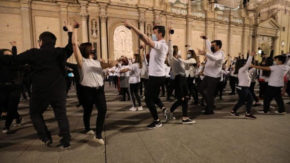 ‘Flashmob' en el Pilar: jotas contra el cáncer infantil