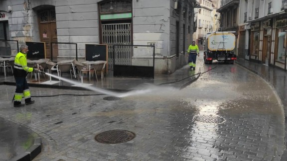 Calatayud continúa con la limpieza de sus calles tras la tromba de agua de la tarde del martes