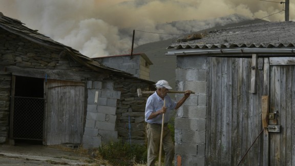 Tres comunidades autónomas luchan contra las llamas en ocho incendios