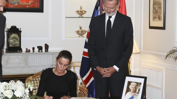 Felipe VI felicita a Carlos III y confía en reforzar la relación bilateral entre los dos países