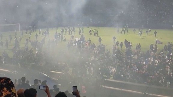Al menos 125 muertos en Indonesia tras unos disturbios en un partido de fútbol