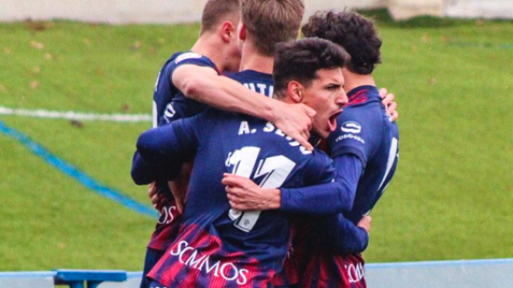 La SD Huesca B golea en Illueca y asalta el liderato