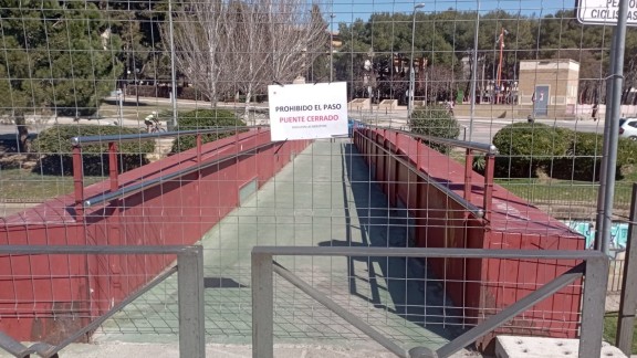 El Ayuntamiento de Huesca cierra por seguridad la pasarela peatonal sobre el río Isuela