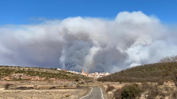 Teruel lucha contra el primer incendio forestal del año que ha obligado al desalojo de Olba y parte de San Agustín