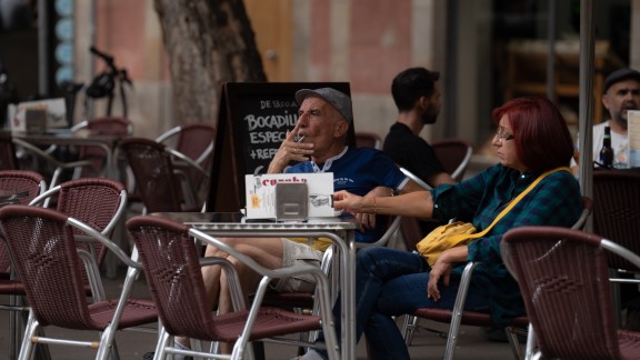 Aragón levanta la prohibición de fumar en las terrazas de los bares y da por superada la pandemia