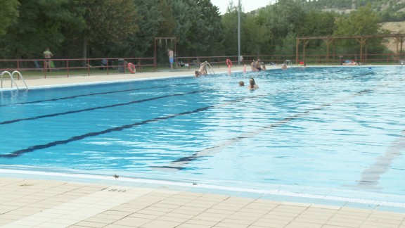 Las piscinas municipales cierran la temporada en medio de una lluviosa jornada