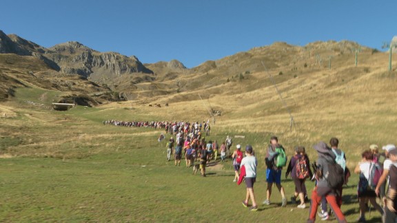 Más de 400 personas marchan por Canal Roya para exigir la protección de este entorno natural en el Pirineo