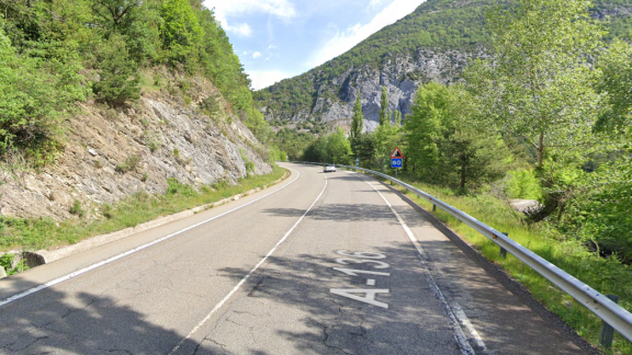 Un desprendimiento obliga a cortar durante una hora la carretera A-136 a la altura de Biescas (Huesca)