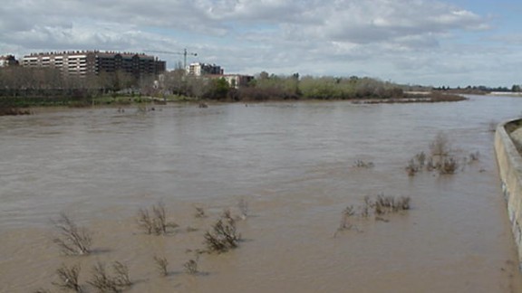El caudal del Ebro supera los dos metros de altura a su paso por Zaragoza
