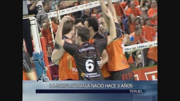 La 'Marea Naranja' muestra su fuerza para apoyar al Voleibol Teruel