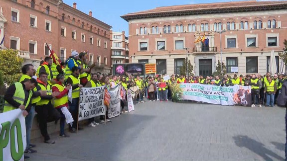 Medio millar de agricultores y ganaderos protestan en Teruel