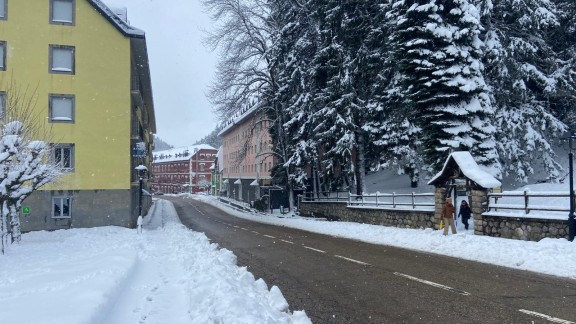 La nieve dificulta el tráfico en 11 carreteras aragonesas y corta la vía entre Sallent y Formigal