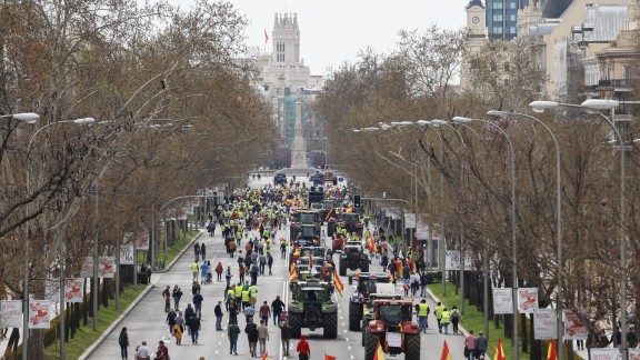 Una caravana de agricultores y ganaderos atraviesa Madrid para reivindicar soluciones para el campo