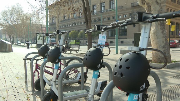 300 patinetes eléctricos con casco se incorporan a la oferta de Zaragoza para promover la movilidad sostenible