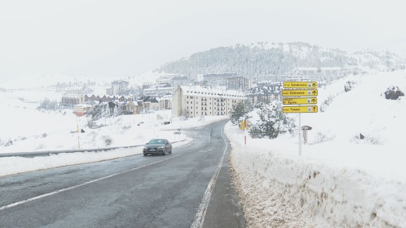 La nieve condiciona la circulación en varias carreteras del Pirineo y anima el final de la temporada de esquí