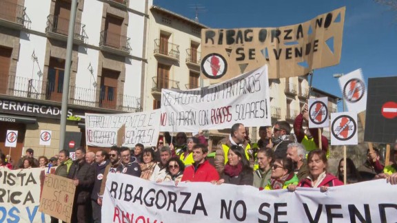 Más de 300 vecinos de la Ribagorza y Somontano se manifiestan contra la macroplanta de placas solares
