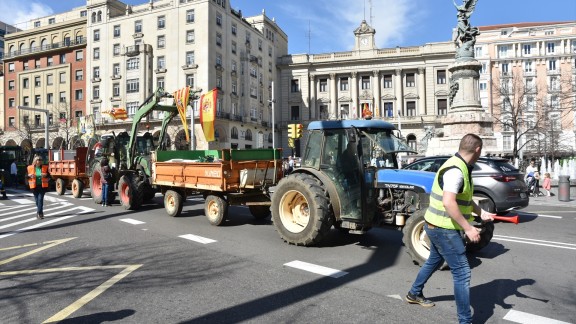 Una grupo de agricultores de Cosuenda y cinco tractores recorren Zaragoza para 