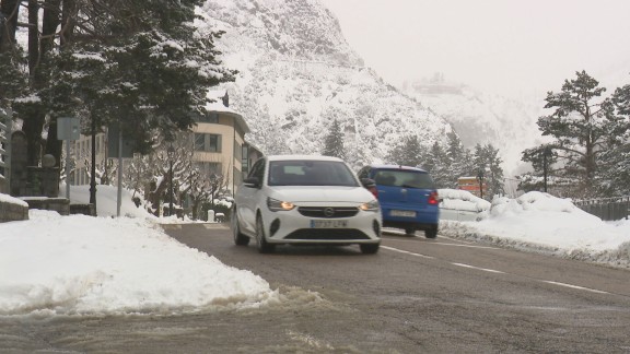 La nieve deja cortes de carretera y obliga a llevar cadenas en varios puntos de la provincia de Huesca