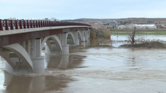 El nivel del Ebro comienza el descenso pero deja inundaciones en campos y una carretera cortada en la Ribera Baja