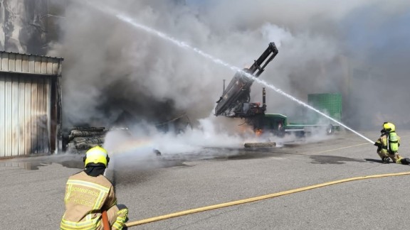Un incendio obliga a desalojar la sede de una empresa de maquinaria agrícola en Fraga