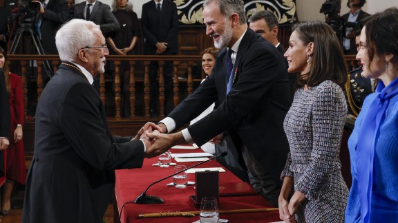 Luis Mateo Díez recibe el Premio Cervantes 2023 de manos del rey