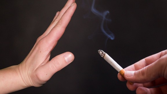Sanidad no descarta prohibir la venta de tabaco a los nacidos después de 2009 como Reino Unido