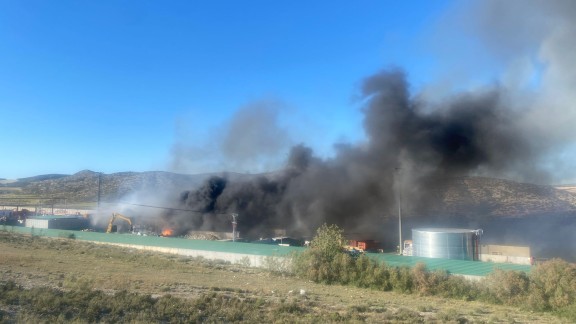 Bomberos de Zaragoza trabajan en un incendio declarado en una empresa de residuos de La Puebla de Alfindén