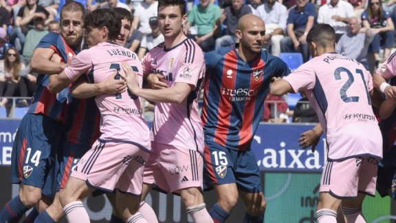 El Real Oviedo mete en un lío a la SD Huesca (0-2)