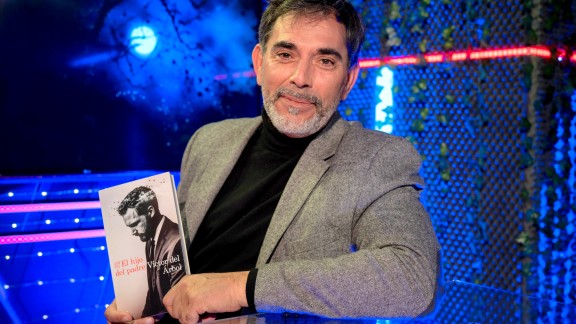 El escritor Víctor del Árbol visita ‘La Noche Negra’ de Aragón TV