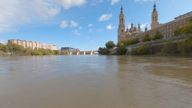 Imagen de ‘El viaje 2020’ sorprende en Año Nuevo con un descenso en lancha por el Ebro