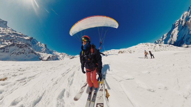 Imagen de ‘Gigantes Blancos’ prueba el esquí de travesía y el descenso en parapente