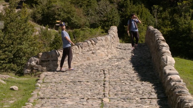 Imagen de ‘Charrín Charrán’ visita el puente de Bujaruelo para conocer la historia del contrabando en los Pirineos