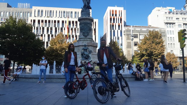 Imagen de Las bicicletas de ‘Esto es otra historia’ recorren la Plaza de España de Zaragoza