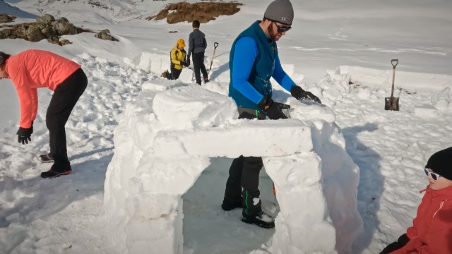 Imagen de ‘Gigantes Blancos’ propone una ruta en raquetas de nieve y aprende a construir un iglú