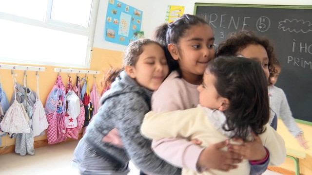 Imagen de ‘Objetivo’ acompaña a los niños inmigrantes que se escolarizan en Aragón