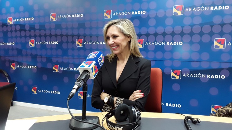 Marta Robles, en uno de los estudios de Aragón Radio. (Archivo)