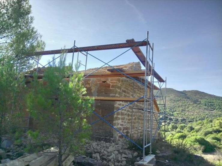Obras de restauración del tejado de la ermita de San Pablo, en Ayerbe. (Foto: Ayuntamiento de Ayerbe)