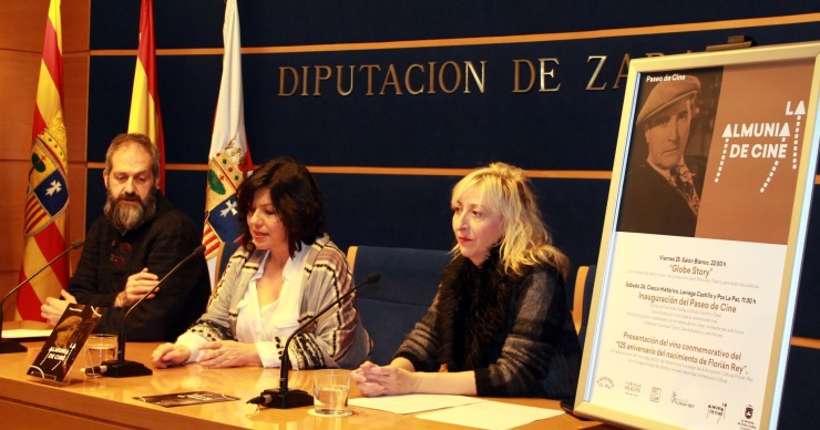 La alcaldesa de Fuendetodos entre el concejal de Turismo y la directora Vicky Calavia. (Foto: DPZ)