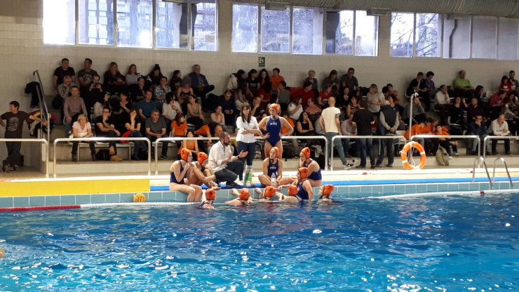 Fran Orizo da instrucciones a sus jugadoras en un partido disputado en la piscina de Bomberos esta temporada.