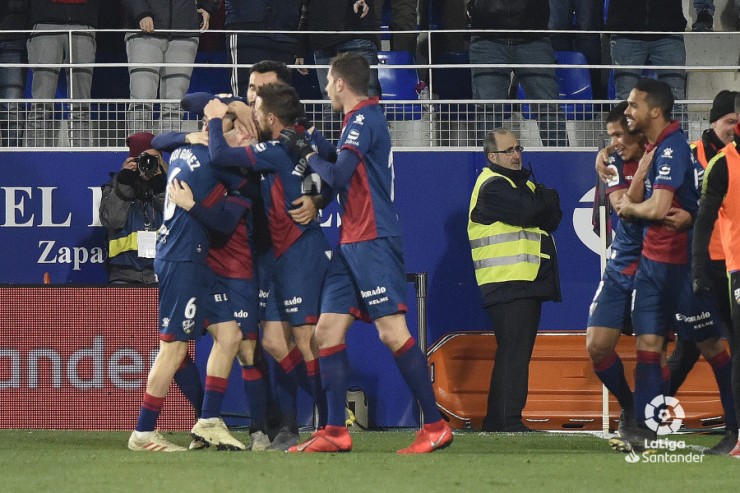 Varios jugadores del Huesca celebran un gol en la victoria ante el Valladolid.