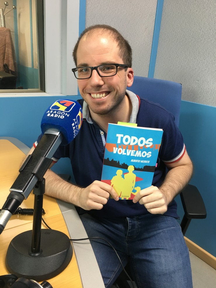 Entrevista a Alberto Acerete en Aragón Radio, junto a su obra "Todos volvemos"
