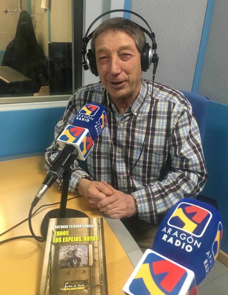 Entrevista a Antonio Tejedor en Aragón Radio junto a su obra "Todos los espejos, rotos"