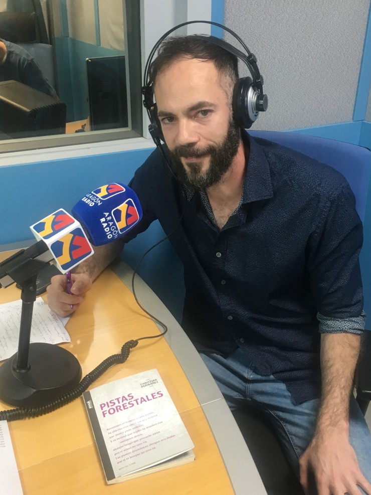 Entrevista a Christian Peribáñez en Aragón Radio junto a su obra "Pistas forestales"