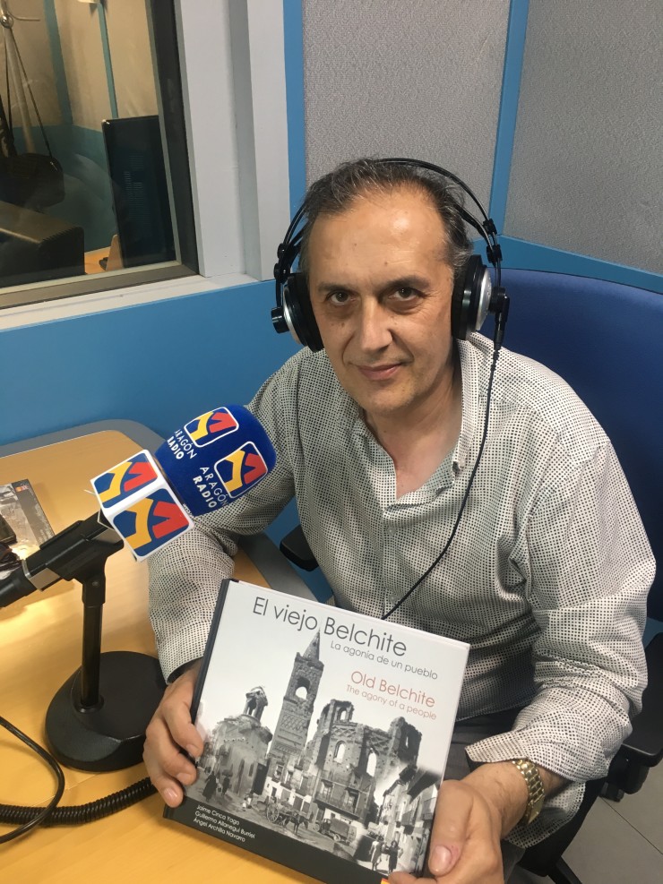 Entrevista a Jaime Cinca en Aragón Radio, junto a la obra "El viejo Belchite: la agonía de un pueblo = Old Belchite: agony of a people"